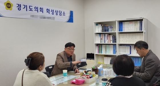 NSP통신-김회철 경기도의원이 19일 경기도의회 화성상담소에서 화성시 봉담고등학교 학부모들과 정담회를 열고 봉담고의 위상과 교육 현안에 대한 의견을 교환하고 있다. (경기도의회)