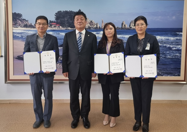 NSP통신-동해시의회 하반기 승진 및 전보인사 임용장 수여식에서 한만영 전문위원(왼쪽부터), 이동호 동해시의장, 강은희 의사팀장, 유정희 의정팀장이 임용장 수여 기념촬영을 하고 있다. (동해시의회)