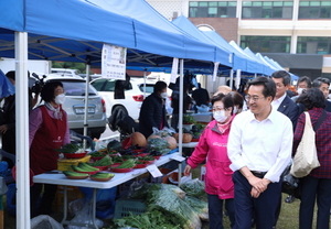 [NSP PHOTO]김동연, 구청사 농산물 직거래장터 찾아 인근 지역상권 활성화 노력 필요