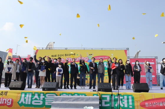 NSP통신-지난 22일 열린 청소년축제에서 이권재 오산시장과 참석자들이 종이비행기를 날리는 모습. (오산시)