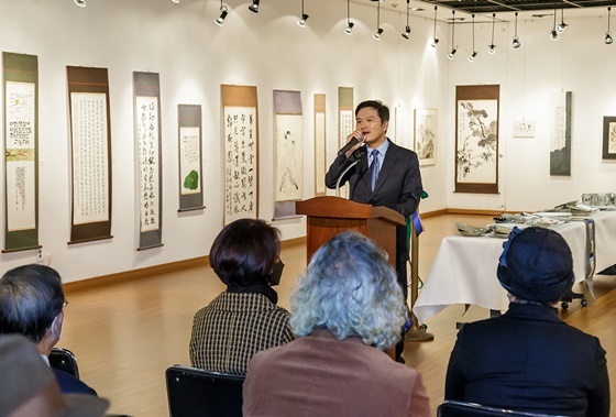 NSP통신-김태우 서울 강서구청장이 강서 서예인협회전에 참석해 축사를 진행 하고 있다. (강서구)