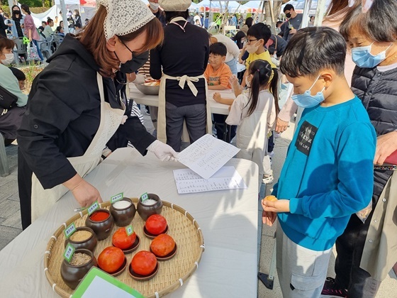 NSP통신-목5동 파리공원 문화축제 벼룩시장과 목5동 파리공원 문화축제 체험부스 (파리공원문화축제추진위원회)