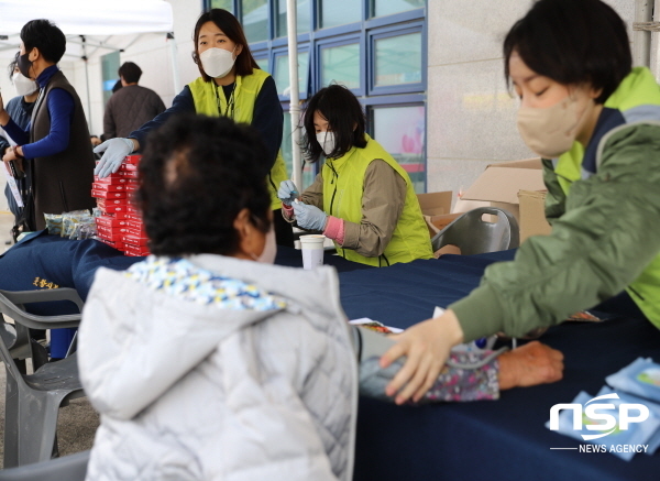 NSP통신-에스포항병원이 지난 25일 환여동 환여경로당에서 열린 2022년 환여동 치매보듬마을 발대식에서 건강증진 홍보관을 운영해 참여한 마을주민과 내빈들에게 의료봉사를 실시했다. (에스포항병원)