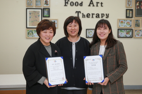 NSP통신-한국식품조리과학회가 주최한 추계학술대회에서 수상한 이채홍(사진 오른쪽), 송진선(사진 왼쪽)씨와 이영아 교수 (대구가톨릭대학교)