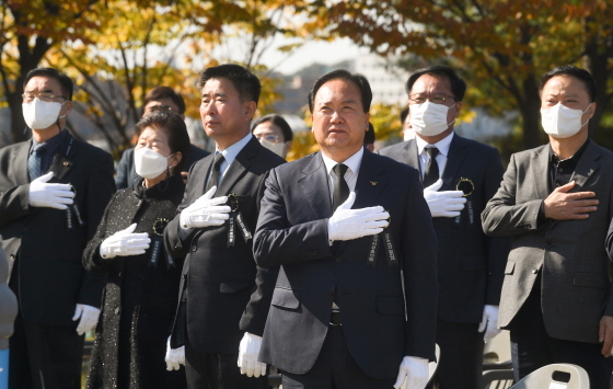 NSP통신-25일 합동위령제에서 이권재 오산시장(오른쪽 세번째), 성길용 오산시의회 의장(오른쪽 네번째)이 참석자들과 국민의례를 하는 모습. (오산시)