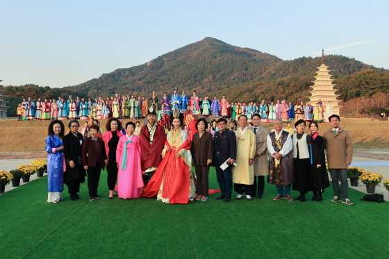 NSP통신-2022 한복문화주간 행사 중 하나인 백제 무왕과 사택왕후의 이야기를 담은 백조왕자, 백제공주 한복 패션쇼 참석들이 기념촬영을 하고 있다. (원광디지털대학교)