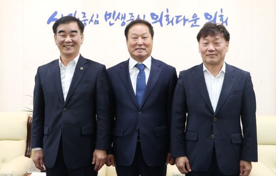 NSP통신-26일 도의회 접견실에서 염종현 경기도의회 의장이 한국도자재단 등 공공기관 관계자를 접견했다. 사진은 기념촬영. (경기도의회)