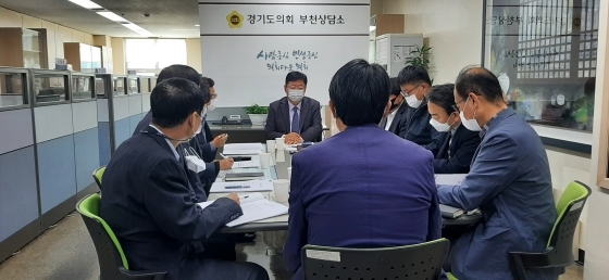 NSP통신-이선구 경기도의원이 26일 도의회 부천상담소에서 환경사업단 간담회를 통한 협력관계 구축 회의를 하고 있다. (경기도의회)