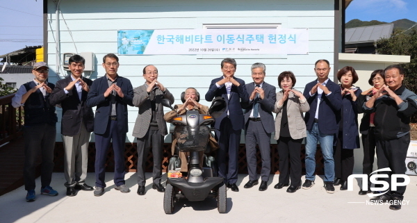 NSP통신-구례군과 한국해비타트가 저소득가구 주택 지원 현판식을 가졌다.[사진=구례군]