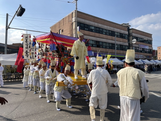 NSP통신-29일 열린 신명 축제에서 전통상여출상이 재현되고 있는 모습. (화성시)