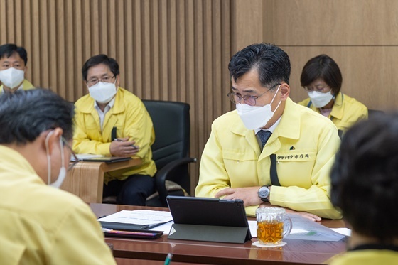 NSP통신-이기재 서울시 양천구청장이 이태원 사고 관련 비상대책 마련을 위한 긴급회의를 주재하고 있다. (양천구)