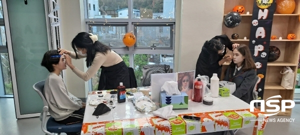 NSP통신-포항 선린대학교 뷰티디자인과는 지난 29일 포항시청소년문화의집 개관식을 맞아 포항 꿈Tree센터 청소년 어울림마당에 참여, 청소년 문화복지놀이터전을 위한 체험부스를 찾은 수많은 청소년들을 위한 체험부스를 운영했다. (포항 선린대학교)