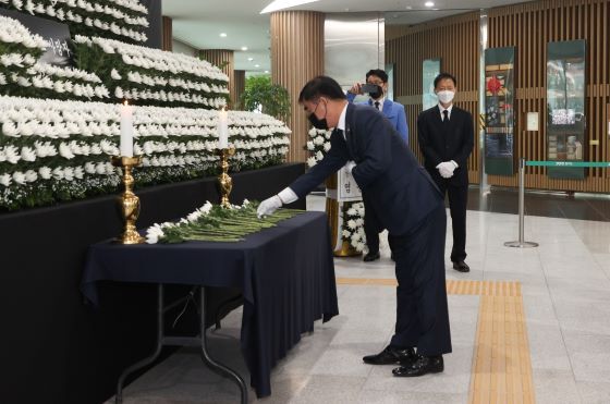 NSP통신-1일 경기도청 1층 로비에 마련된 서울 이태원 사고 합동분향소에서 염종현 경기도의회 의장이 헌화하고 있다. (경기도의회)