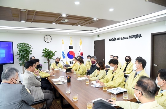 NSP통신-김동근 의정부시장과 간부 공무원들과의 조직문화 개선 소통 모습 (의정부시)