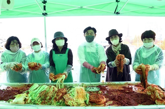 NSP통신-신곡2동(의정부시 신곡2동 새마을부녀회 사랑의 김장담그기 행사 진행) (의정부시)