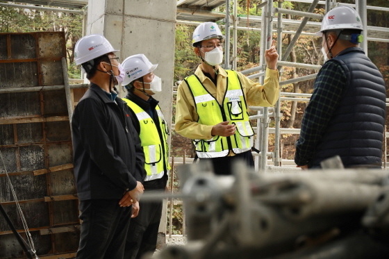 NSP통신-김일환 국토안전관리원 원장(왼쪽 세 번째)와 관계자들이 안성시 저온물류창고 건설현장을 살펴보고 있다 (국토안전관리원)