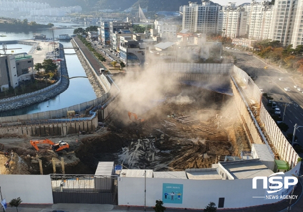 NSP통신-흙막이 벽이 붕괴 되면서 흙 먼지가 날리고 있다. (독자제공)