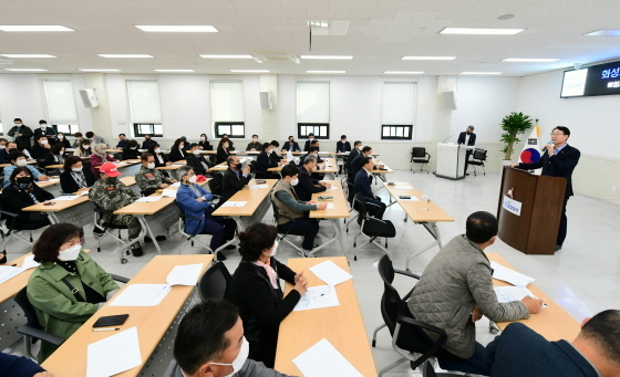 -2일 성범죄자 박병화 전입에 대한 긴급 대책회의에서 정명근 화성시장(오른쪽)이 발언을 하고 있다. (화성시)