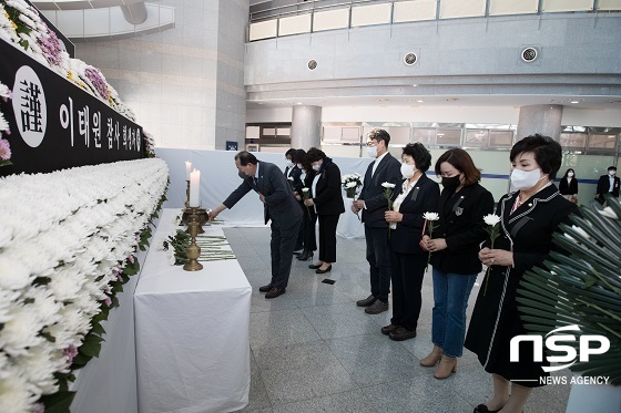 NSP통신-김영일 군산시의회 의장이 2일 전북도청 공연장동 1층에 마련된 이태원 참사 합동분향소를 찾아 헌화를 하고 있다. 이날 조문에는 김우민 부의장, 최창호 의회운영위원장, 박광일 행정복지위원장, 나종대 경제건설위원장을 비롯한 군산시의회 의원들이 참석했다.