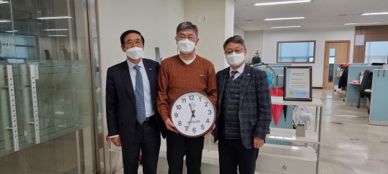 NSP통신-성남산업진흥원이 추진하고 있는 기업공개(IPO) 유망기업 지원 사업의 4호 기업으로 지난달 18일 코스닥시장에 상장한 생체신호 진단 의료기기 전문기업인 비스토스 기념촬영 모습. (성남산업진흥원)