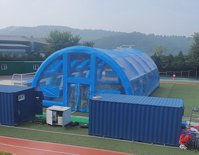NSP통신-김포시 개곡초등학교에 설치된 에어돔 이동식 수영장. (김포교육지원청)