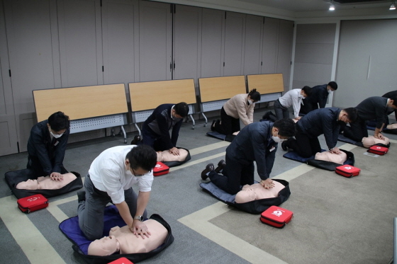 NSP통신-쌍용건설 직원들이 한국응급처치교육원 소속 강사로부터 심폐소생술(CPR) 교육을 받고 있다 (쌍용건설)