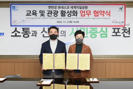 NSP통신-3일 조은옥 경기도교육청평화교육원 원장(오른쪽)과 백영현 포천시장이 업무협약 후 기념촬영을 하고 있다. (경기도교육청)