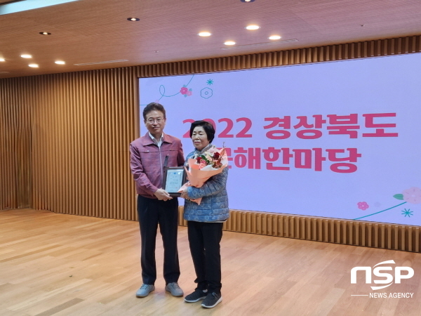 NSP통신-울진군은 4일 경상북도청(안민관)에서 개최한 2022년 경상북도 문해 한마당 성인 문해교육 시화전 시상식에서 울진군의 학습자 3명이 수상의 영광을 안았다고 전했다. (울진군)