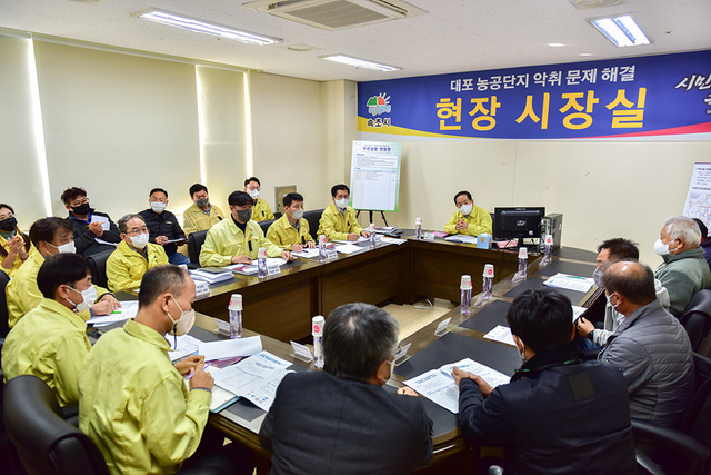 NSP통신-이병선 속초시장이 악취문제 해결을 위해 가공업체 대표와 논의하고 있다. (속초시)