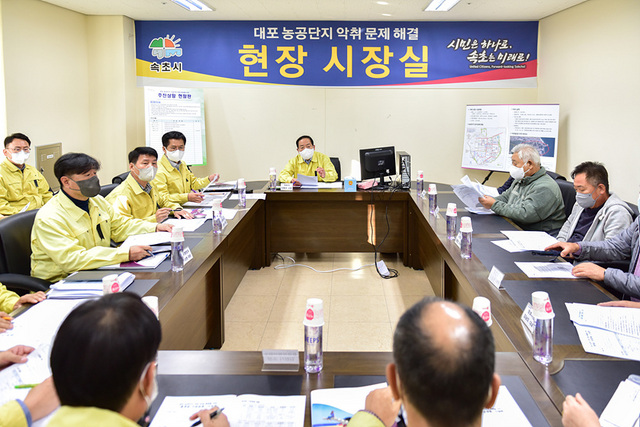 NSP통신-이병선 시장이 홍게 가공업체 관계자의 의견을 듣고 있다. (속초시)