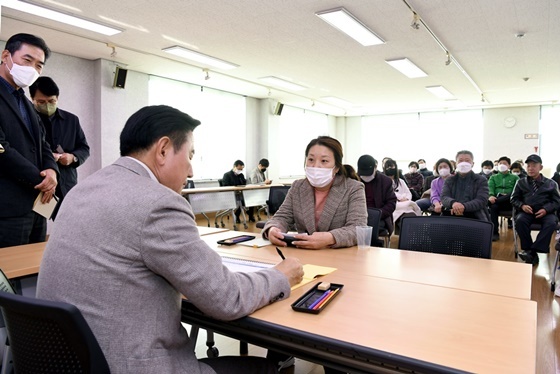 NSP통신-현장 시장실 찾은 김동근 의정부시장이 시민들의 민원을 듣고 있다. (의정부시)