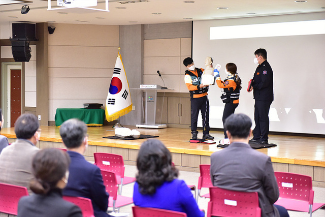 NSP통신-7일 시청 직원들이 자동심장충격기 사용 강의를 듣고 있다. (속초시)