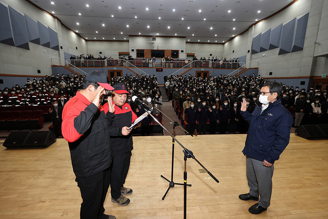 NSP통신-산불전문예방 진화대원들이 김홍규 강릉시장 앞에서 산불 방지 결의문 선서 낭독을 하고 있다. (강릉시)