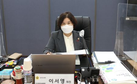 NSP통신-성남소방서와 의왕소방서 행정사무 감사에서 질의하는 이서영 경기도의원. (경기도의회)