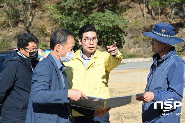 NSP통신-김광열 영덕군수는 가을철을 맞아 지역을 찾는 관광객이 증가함에 따라 담당 부처 책임자들을 대동하고 영덕군 주요 관광지에 대한 안전 점검 및 모니터링을 시행했다. (영덕군)