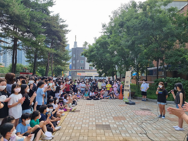 NSP통신-김포 한가람초 학생들이 등굣길에 학생 자율 공연을 보고 있다. (김포교육지원청)