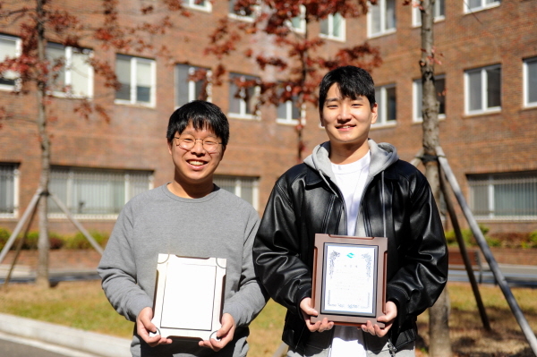 NSP통신-2022 경상북도건축문화제서 수상한 김경현(사진 오른쪽), 박희찬 학생 (대구가톨릭대학교)