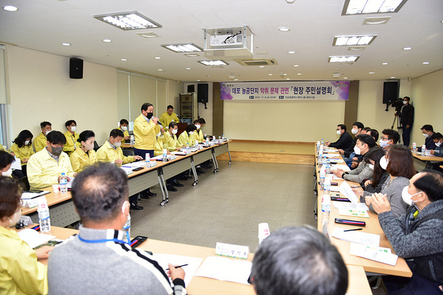 NSP통신-이병선 속초시장이 대포농공단지 피해지역 주민대표들에게 설명을 하고 있다. (속초시)