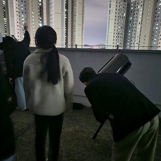 NSP통신-운양고 학생들이 천체 망원경을 통해 관측 활동을 하고 있다. (운양고)
