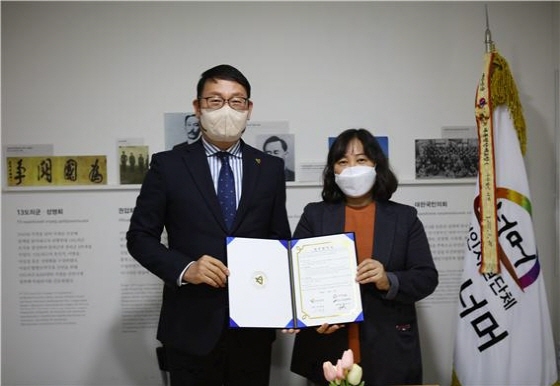 NSP통신-서영삼 안산도시공사 사장(왼쪽)과 김영숙 안산시 고려인문화센터장이 업무협약을 체결하고 기념촬영을 하고 있다. (안산도시공사)