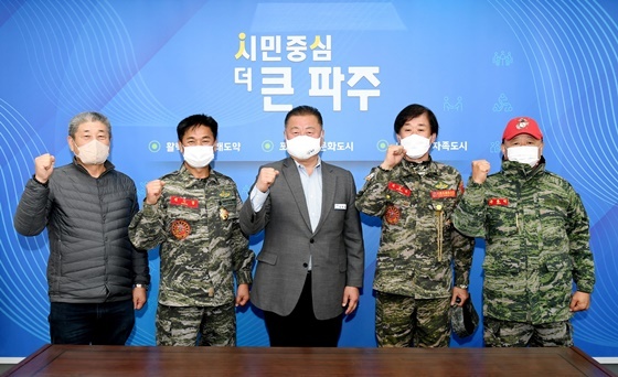 NSP통신-김경일 파주시장이 해병대파주시전우회와 간담회 후 기념사진을 찍고 있다. (파주시)