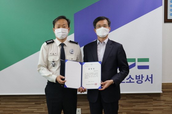 NSP통신-군포도시공사가 제60주년 소방의 날을 맞이해 군포소방서장 표창장을 수여받은 가운데 원명희 사장(오른쪽)이 수여 기념촬영을 하고 있다. (군포도시공사)