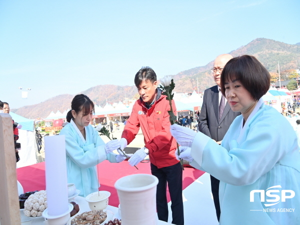 NSP통신-청송군은 문화체육관광부 지정 대한민국 대표축제인 청송사과축제가 황금진 청송사과 세상을 밝히다는 주제로 개막됐다고 밝혔다. (청송군)