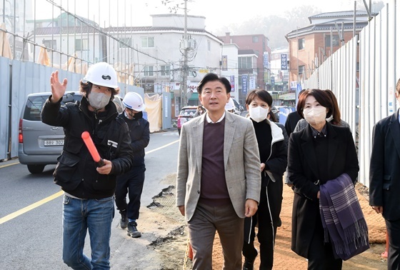 NSP통신-김동근 의정부시장이 장암생활권3구역 정비사업 구역 인근 의정부 초등학교의 통학로를 점검하고 있다. (의정부시)