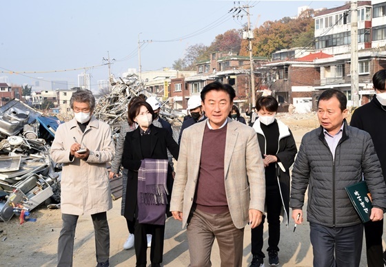 NSP통신-김동근 의정부시장이 장암생활권3구역 정비사업 구역 인근 의정부 초등학교의 통학로를 점검하고 있다. (의정부시)