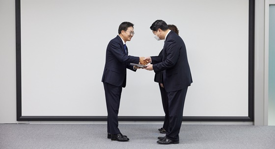 NSP통신-김동연 경기도지사(좌)가 30여 년 공직 생활 마무리하고 퇴임하는 이한규 경기도 행정2부지사에게 공로패를 전달하고 있다. (경기도북부청)