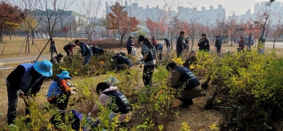 NSP통신-9일 인계동 청소년문화공원에서 수원심꾸기봉사단, 기후행동네트워크, 시민단체 관계자 등이 1인1나무 심기 행사에 참여하고 있다. (수원시)