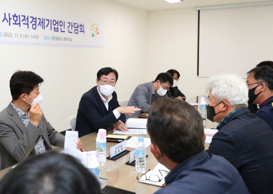-9일 정명근 화성시장(뒷 줄 왼쪽 두번째)이 사회적경제기업인 대표들과 간담회를 하고 있다. (화성시)