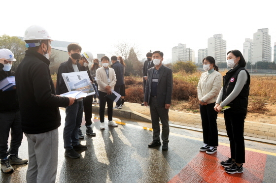 NSP통신-9일 성길용 오산시의회 의장(오른쪽 세번째)이 의원들과 민원 해결을 위해 현장을 방문하고 있다. (오산시의회)