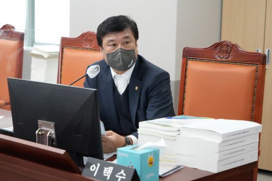 -경기도 축산산림국 행정사무감사에서 질의하는 이택수 경기도의원. (경기도의회)